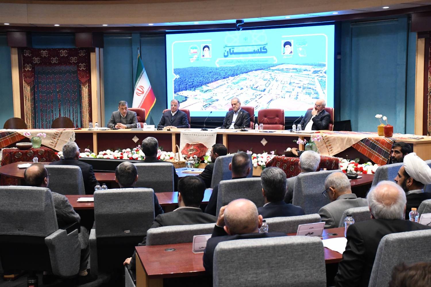 نشست هم اندیشی پزشکیان رئیس جمهور با سرمایه گذاران و فعالان اقتصادی استان گلستان