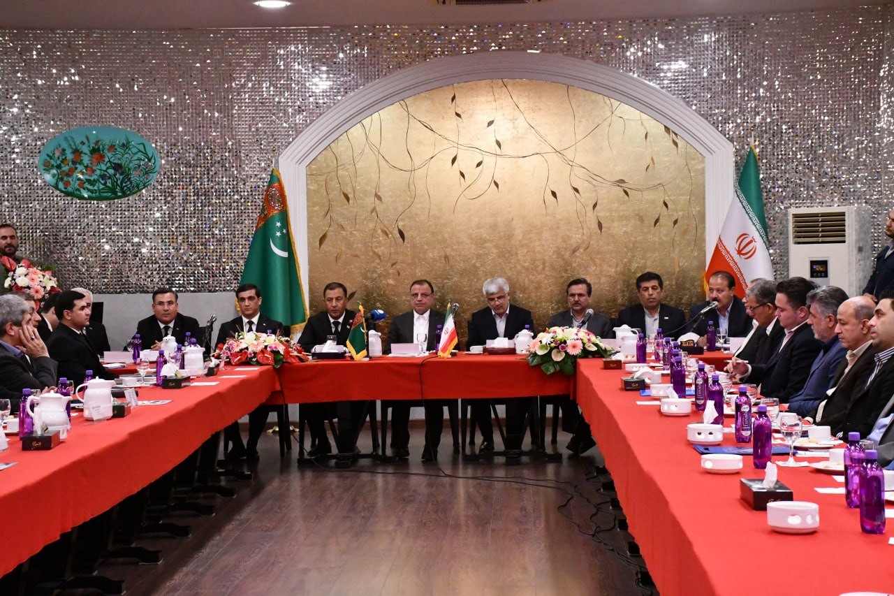 نشست هم اندیشی استاندار بالکان جمهوری ترکمنستان، رئیس اتاق بازرگانی استان بالکان و هیات همراه با جمعی از فعالان اقتصادی استان گلستان