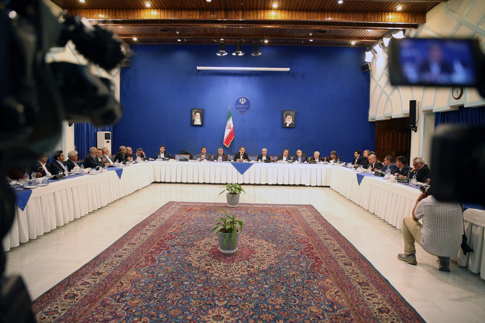 با حضور وزرای اقتصادی کابینه هیات رئیسه اتاق ایران و روسای اتاق‌های سراسر کشور با معاون اول رئیس‌جمهور دیدار کردند