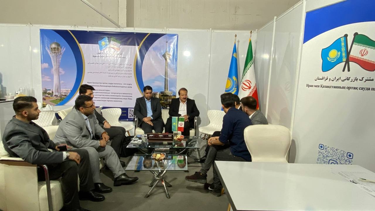 گزارش تصویری بازدید یوسفی از نایب رئیس اتاق از غرفه اتاق مشترک ایران و قزاقستان